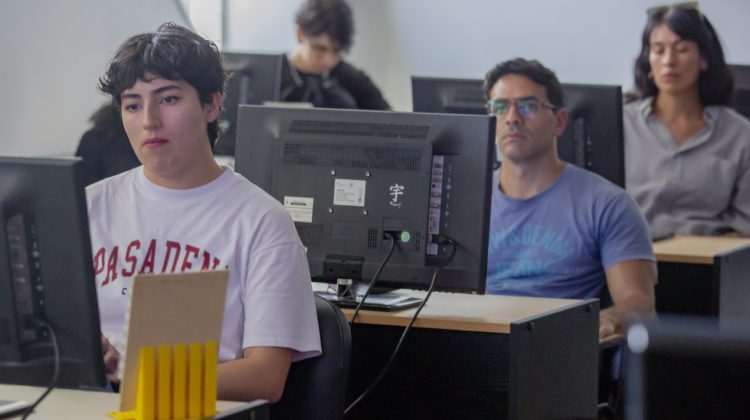 Emanuel Troncoso dictando el workshop de corrección de color audiovisual en la Universidad de La Punta.