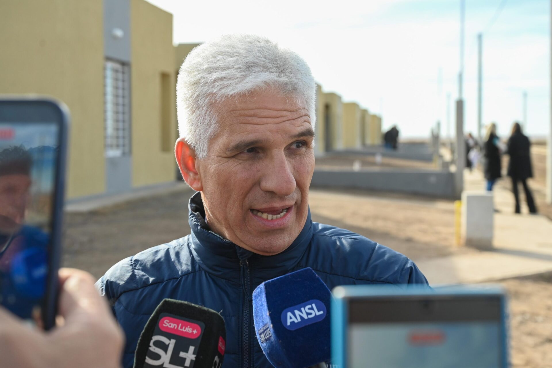 Gobernador Claudio Poggi durante visita a obras de viviendas del Programa Tenemos Futuro en La Toma