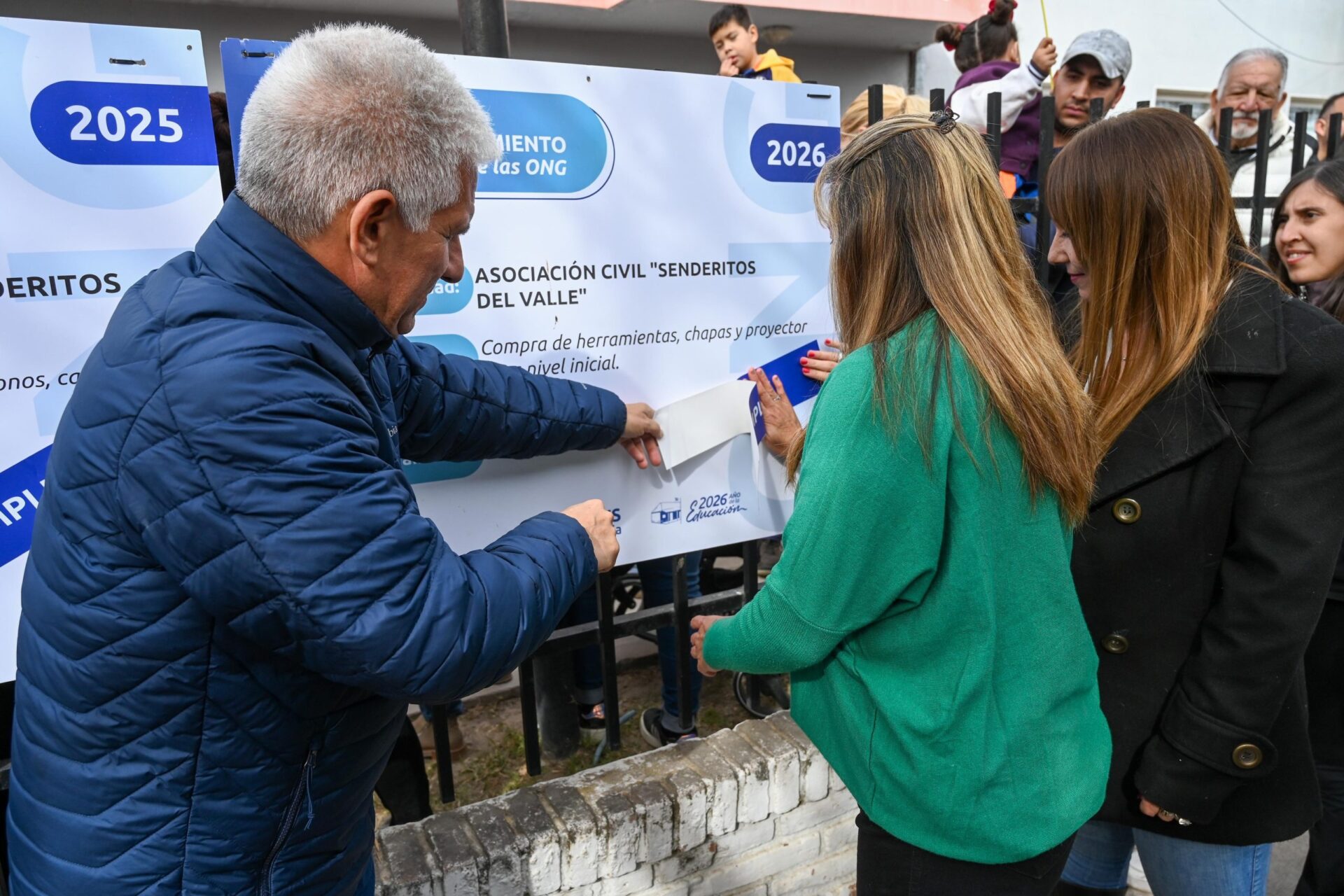 Gobernador Claudio Poggi con alumnos y autoridades de la Escuela Senderitos del Valle en Naschel