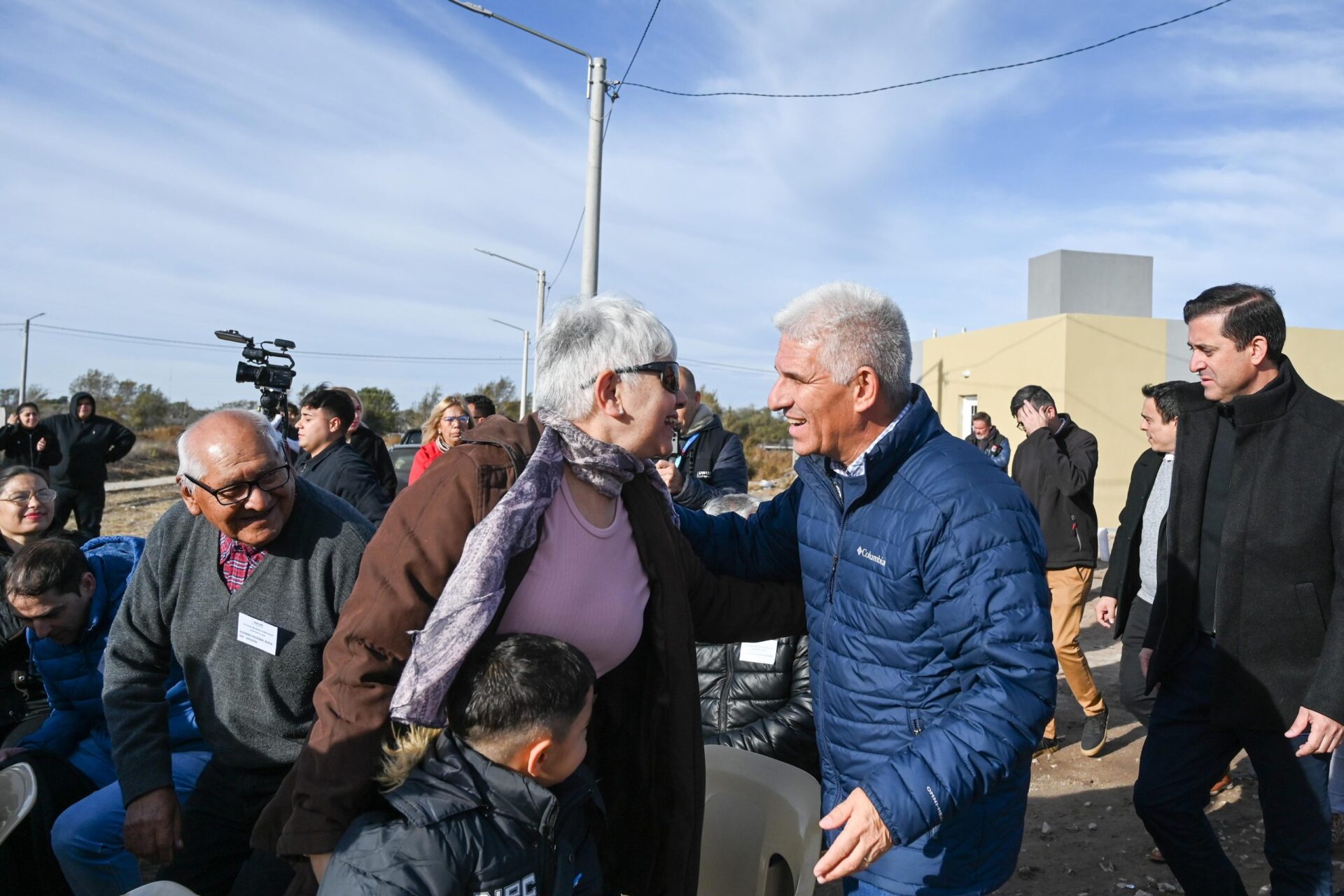 Entrega de escrituras a familias de La Toma por parte del gobernador Claudio Poggi