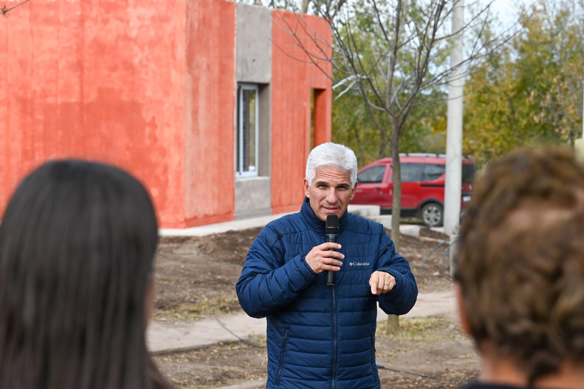 Familias de Saladillo durante la visita del gobernador Claudio Poggi a las obras de viviendas
