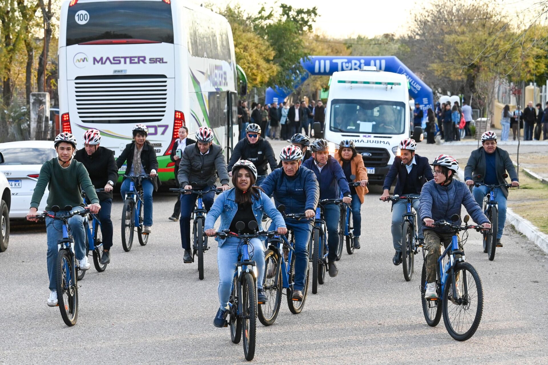 Estudiantes de Saladillo con sus nuevas bicicletas TuBi junto al gobernador Claudio Poggi