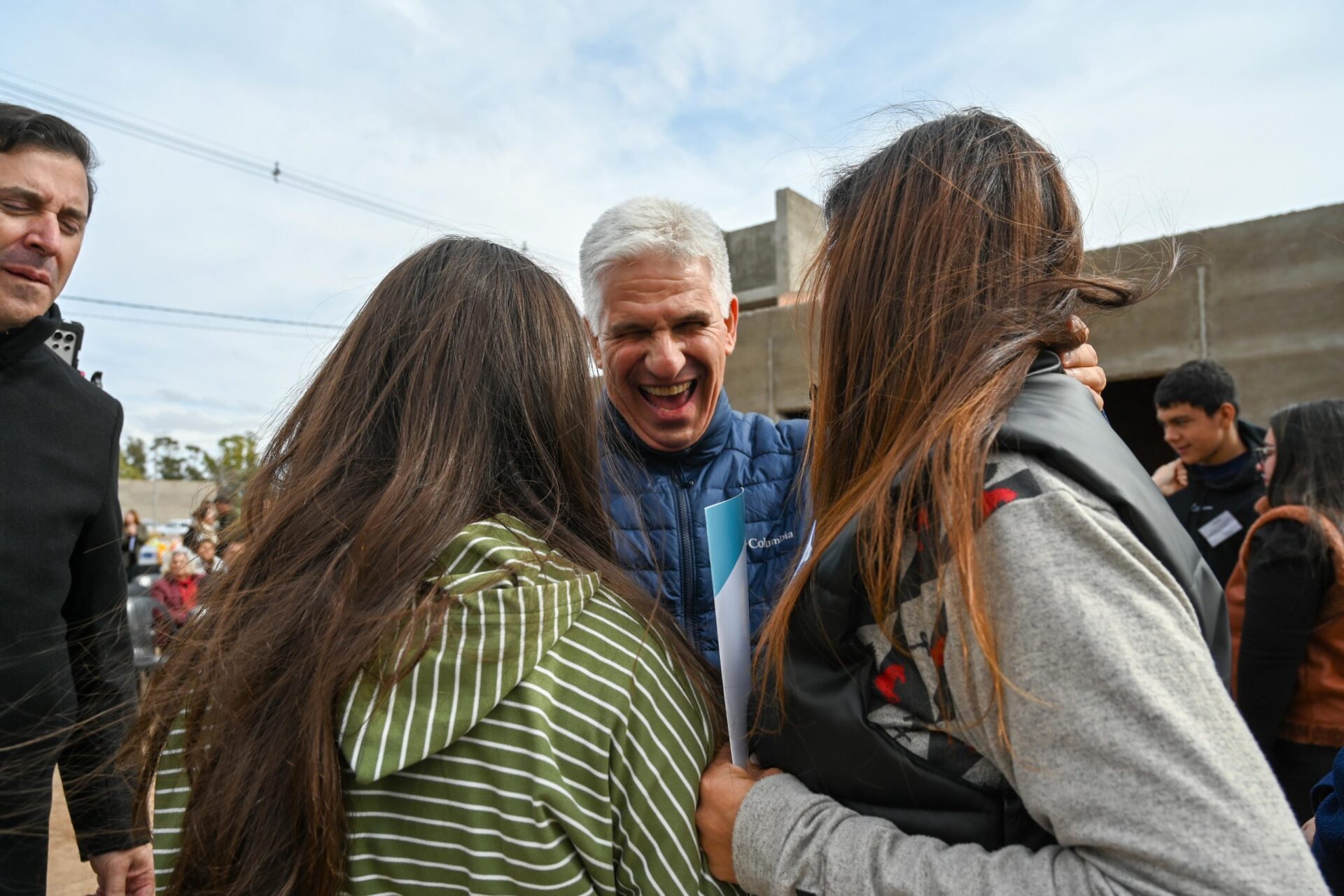 Gobernador Claudio Poggi junto a familias en Naschel recorriendo las futuras viviendas