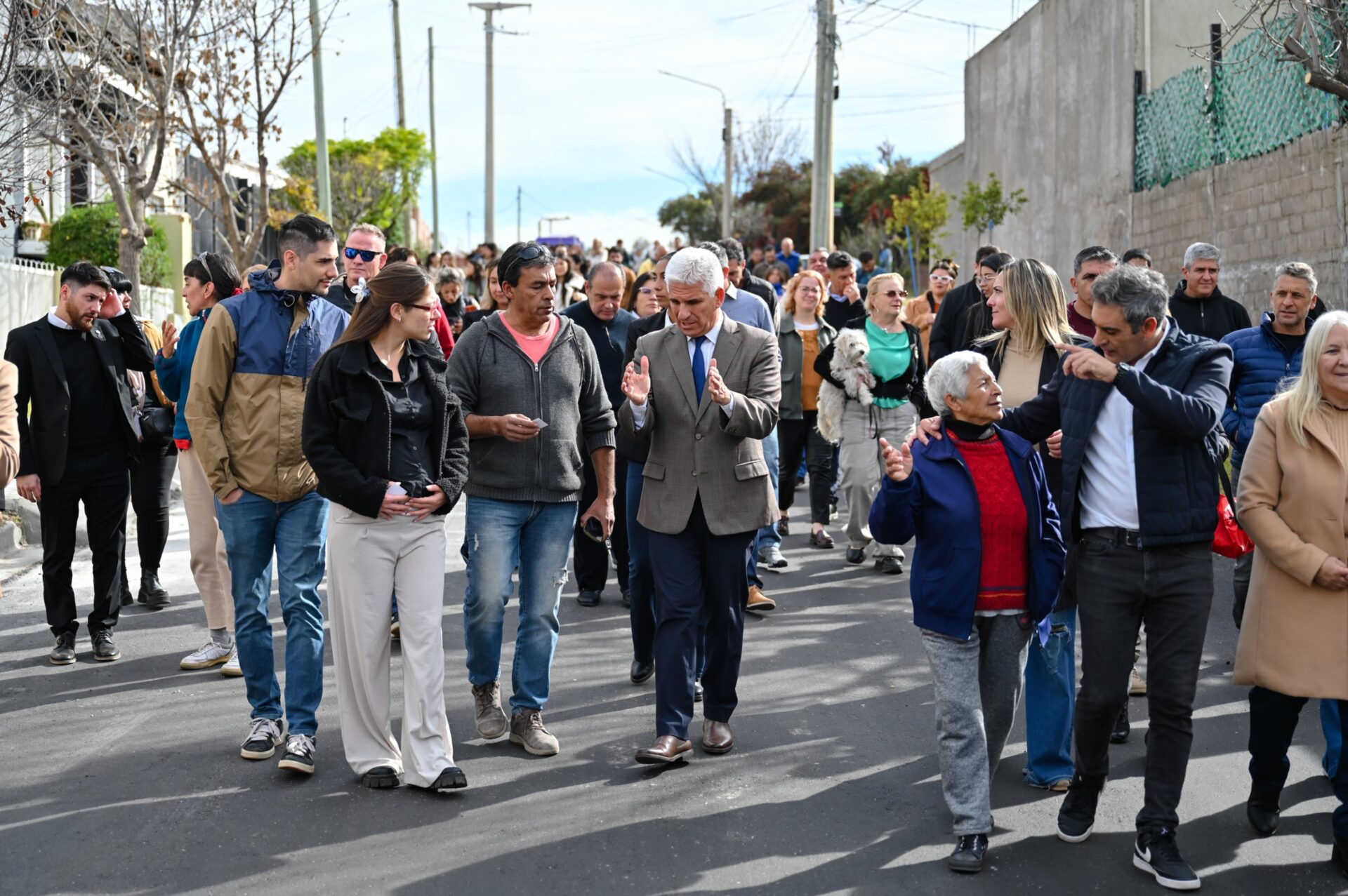 Vecinos del barrio Portal de la Aguada junto a Claudio Poggi y Gastón Hissa en la inauguración del nuevo pavimento