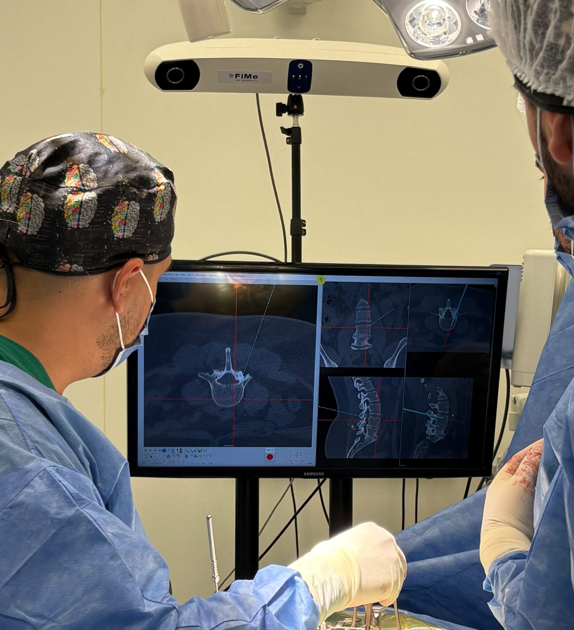 Neurocirujano operando con sistema de neuro-navegación en el Hospital Central de San Luis